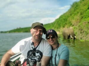 pareja navegando por el río Nilo con elefante al fondo