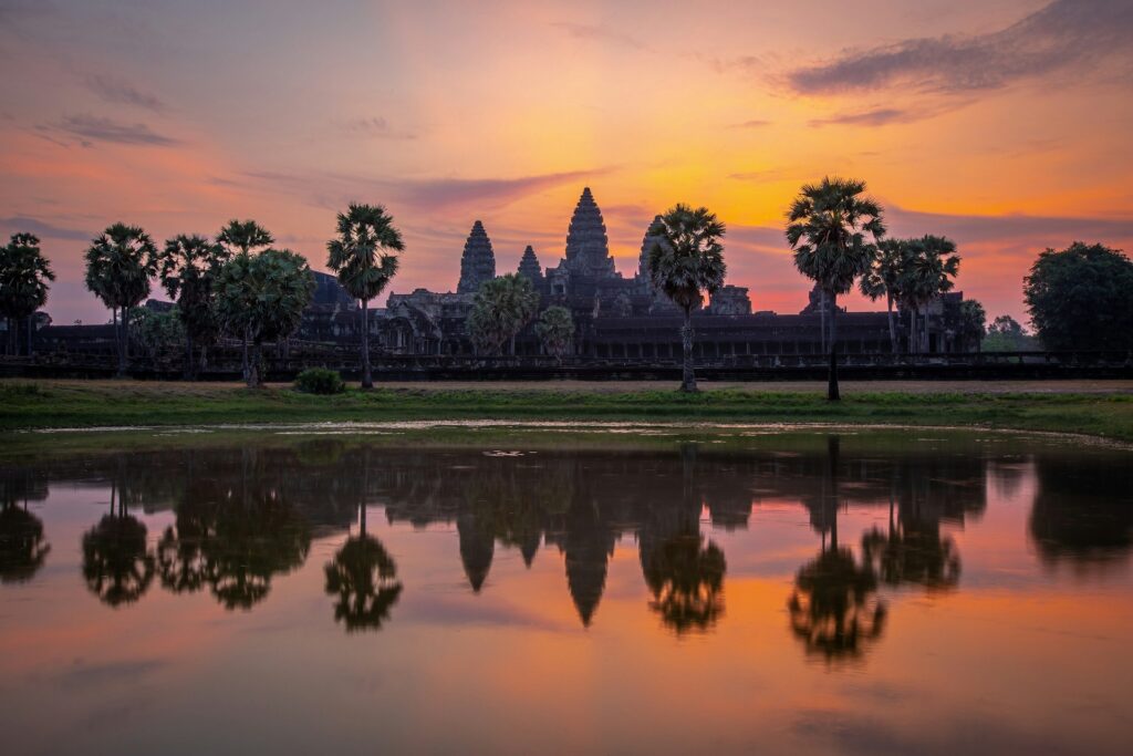 Angkor Wat rodeado de foso, templo más grande del mundo en Camboya