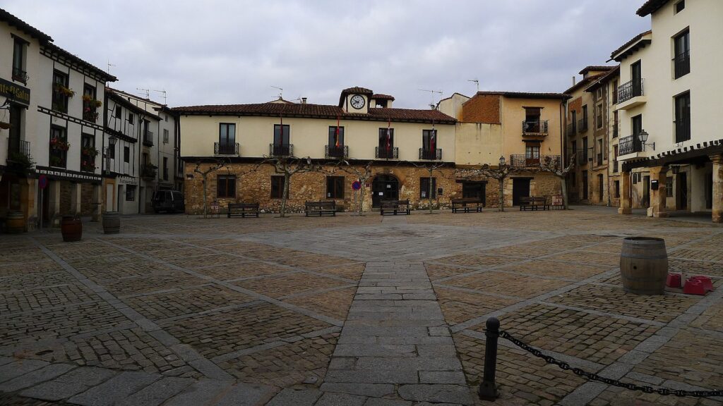 Pueblo medieval de Covarrubias en la provincia de Burgos, Castilla y Leon