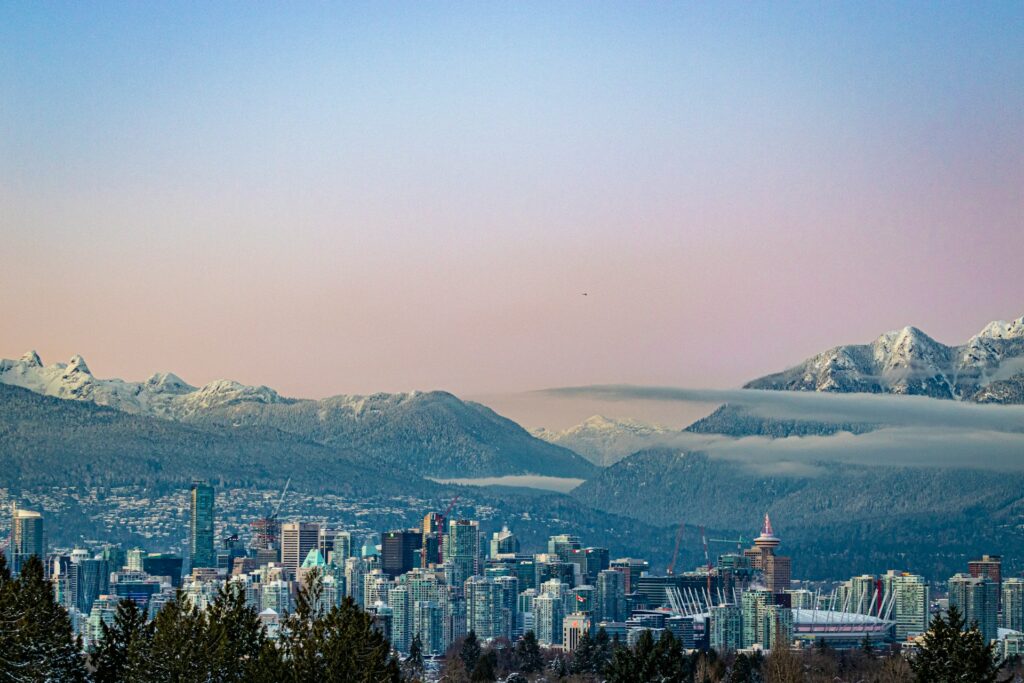 Vancouver al atardecer durante el viaje organizado a Canadá Oeste de Savitur