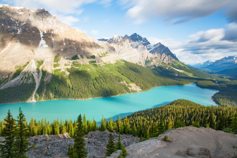 Lago glaciar en el Parque Nacional de Banff, Rocosas canadienses