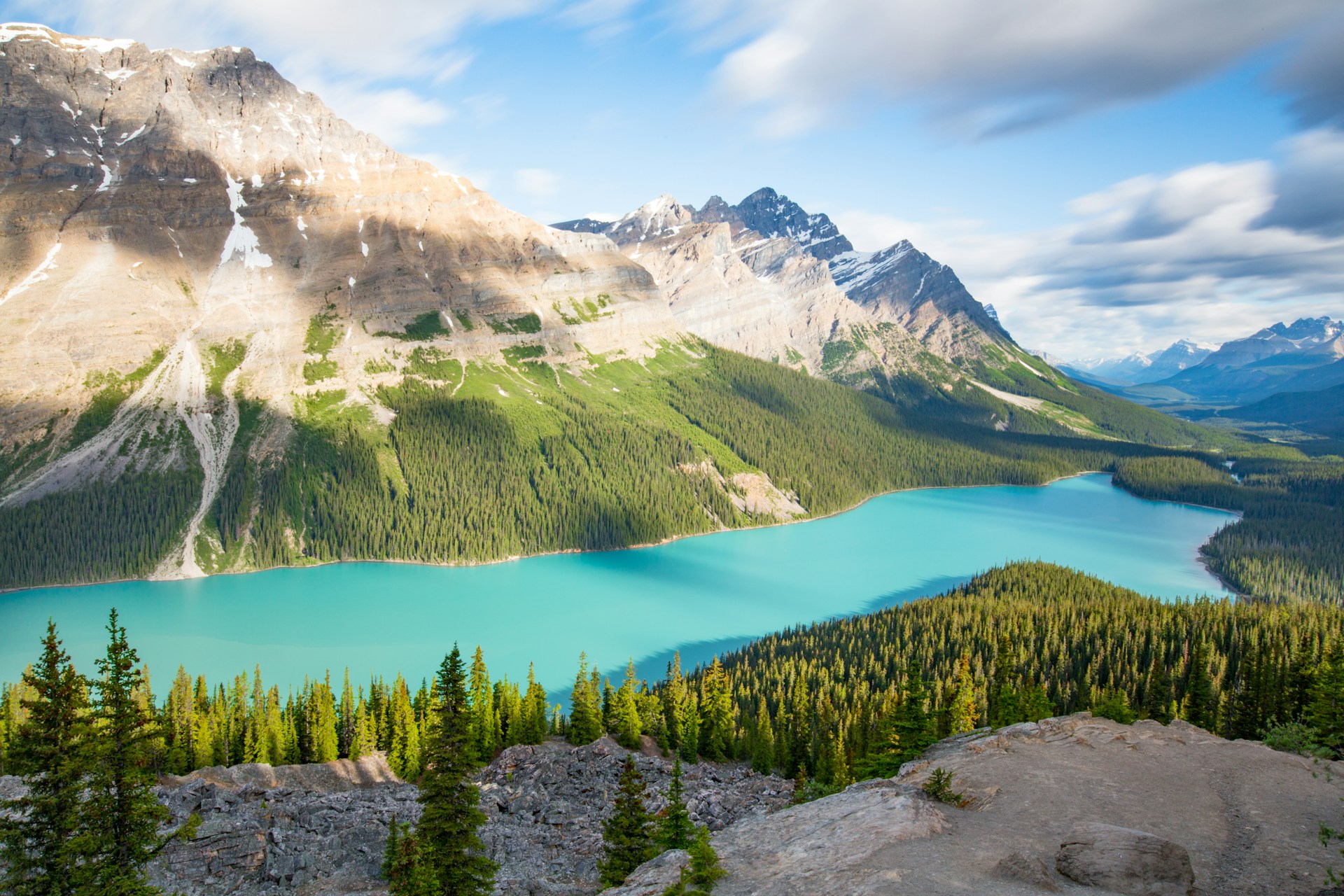 Lago glaciar en el Parque Nacional de Banff, Rocosas canadienses