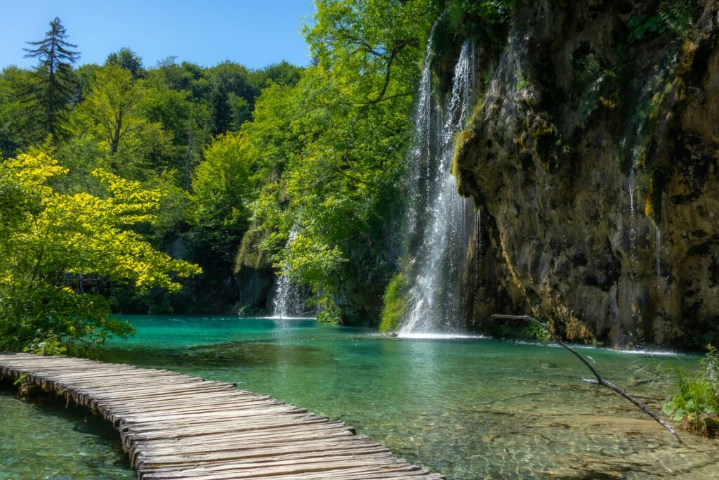 Cascadas y lagos del Parque Nacional de Plitvice en Croacia. unsplash