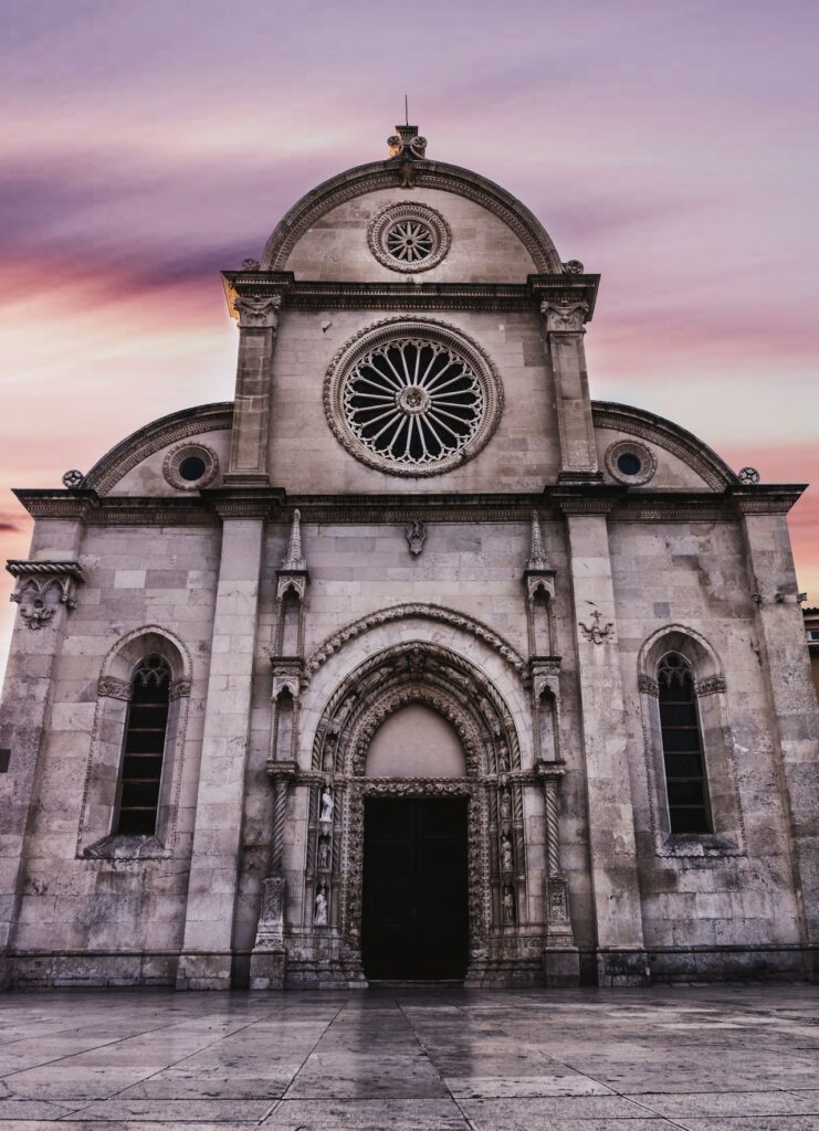 Catedral de Santiago de Šibenik incluida en el circuito por Croacia. Pexels