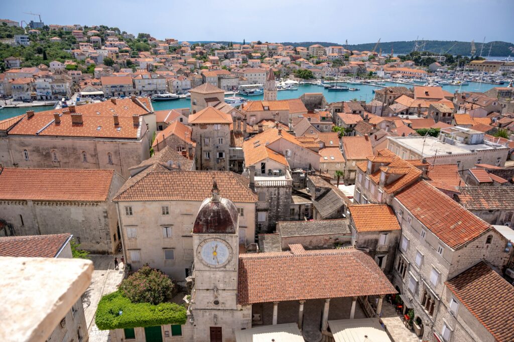 Calles y edificios históricos de Trogir en Croacia. unsplash