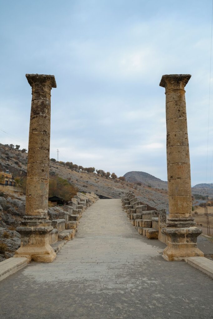 puente, sus columnas romanas y el paisaje montañoso de Adıyaman.